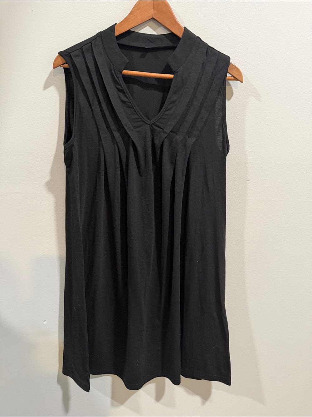 Sleeveless V-Neck Pleated Black shift dress